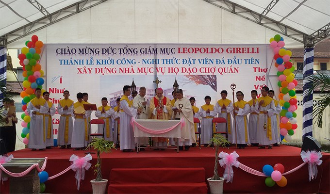 Đức TGM Leopoldo Girelli đặt viên đá đầu tiên  xây dựng nhà mục vụ Họ đạo Chợ Quán