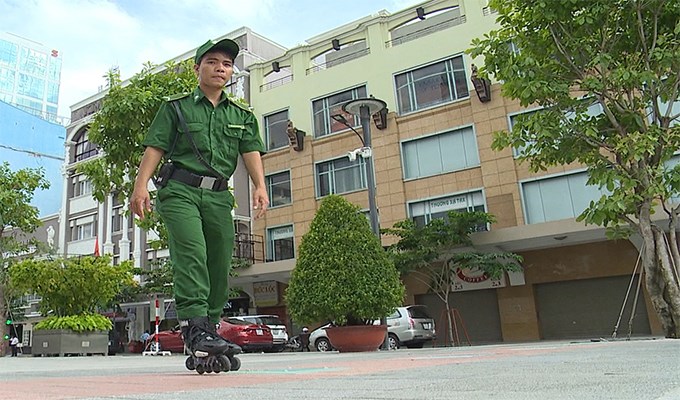 Tuần tra trên đôi giày patin