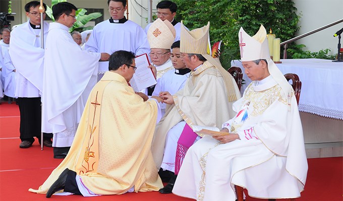 Lễ tấn phong ÐGM Giuse Đỗ Mạnh Hùng