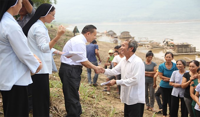 Caritas Thanh Hóa đã đến thăm gia đình bị thiệt hại do ảnh hưởng của đợt mưa lũ