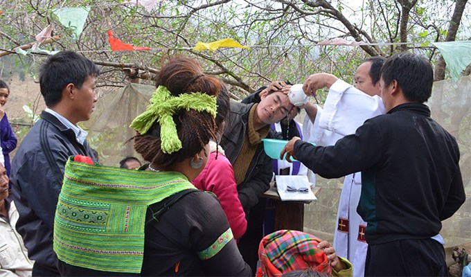 Mang yêu thương tới những bản làng heo hút