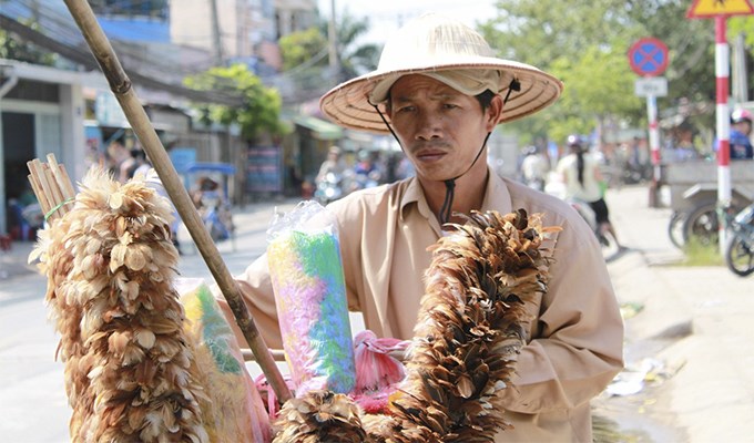 Mua chổi lông gà làm quà đầu năm