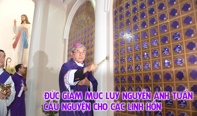 ĐỨC GIÁM MỤC LOUIS CẦU NGUYỆN CHO CÁC ĐẲNG LINH HỒN