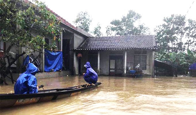 Bão lụt làm tan hoang khúc ruột miền Trung
