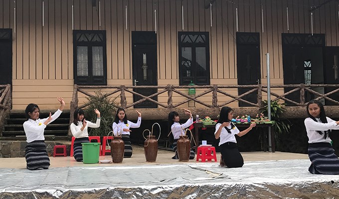 Ðón Chúa Hài Ðồng cùng người K’Ho tại Ðà Lạt