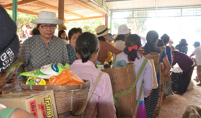Lên thăm  bản làng người phong