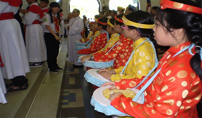 Khuyến khích con tham gia hội đoàn giáo xứ
