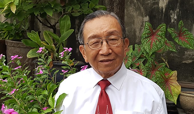 Ông cố mê việc nhà đạo