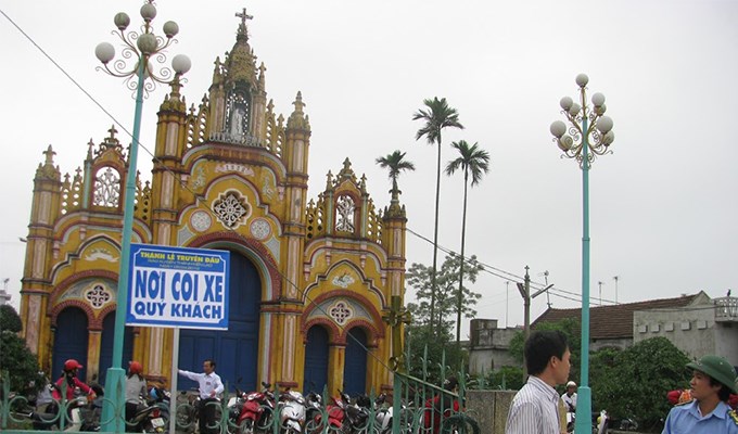 Góp tiền giữ xe  cho nhà thờ