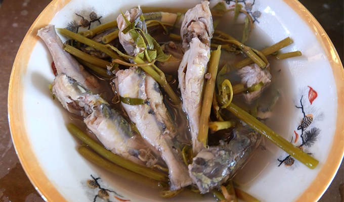 Canh chua cơm mẻ cá lăng non