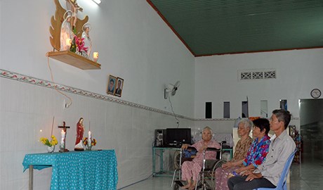 Người đàn ông chăm sóc hai mẹ già