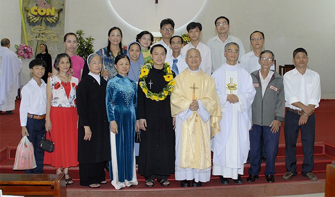 Vị Giám mục và hai người chị nữ tu