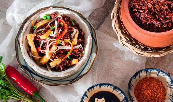 Cơm gạo lứt trộn chay