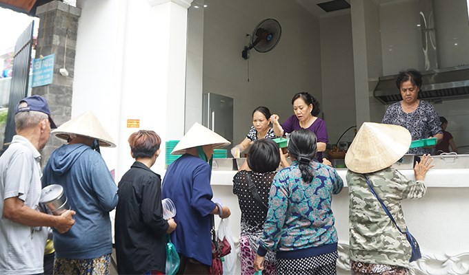 “Về Xóm Mới ăn cơm bác ái”