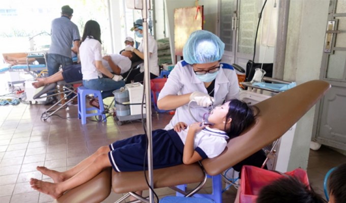 Khám bệnh cho người nghèo