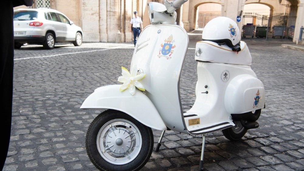 Đức Phanxicô được tặng một chiếc Vespa hiếm