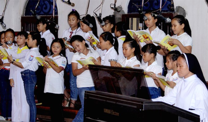 Nhà mình cùng đi giúp giáo xứ