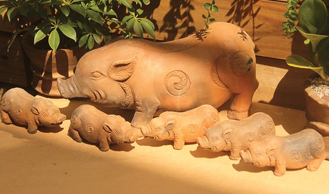 Ðàn lợn từ tranh Đông Hồ đi vào gốm Bàu Trúc