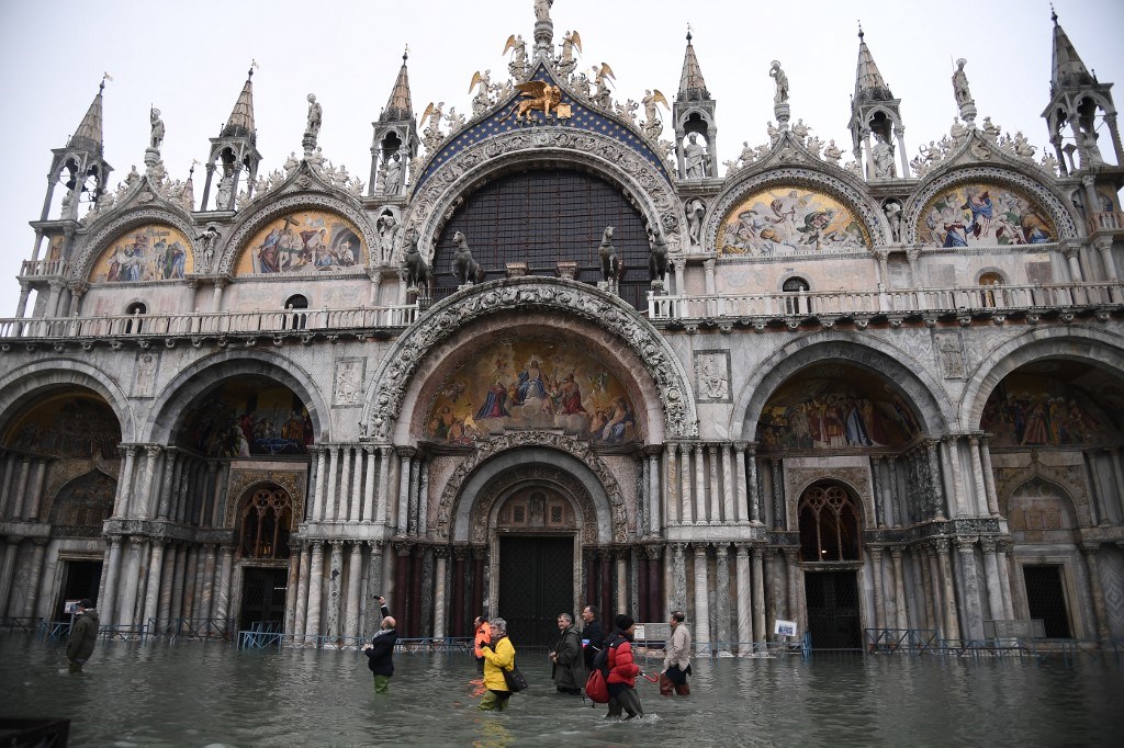 Vương Cung Thánh Đường ngập lụt vì triều cường tại Venice