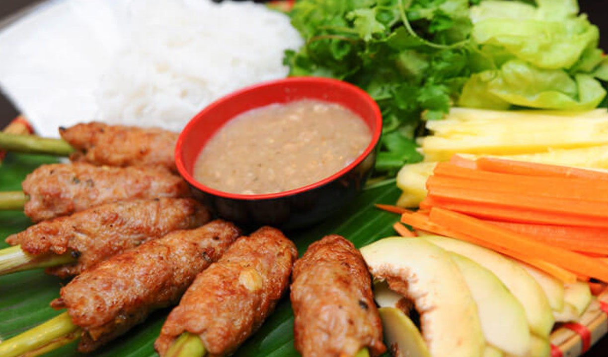 Trổ tài với nem lụi