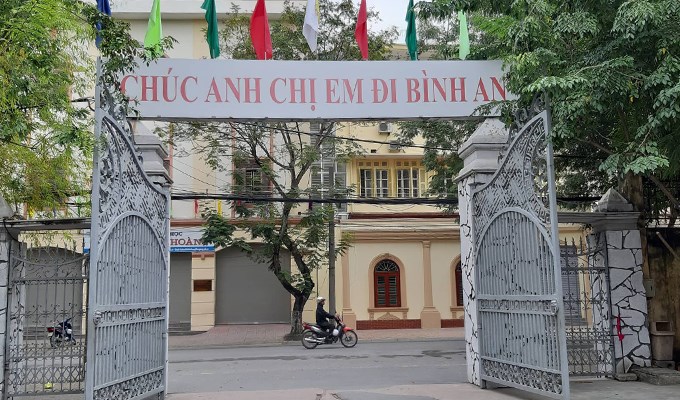 Phía sau cánh cổng nhà thờ có gì ?