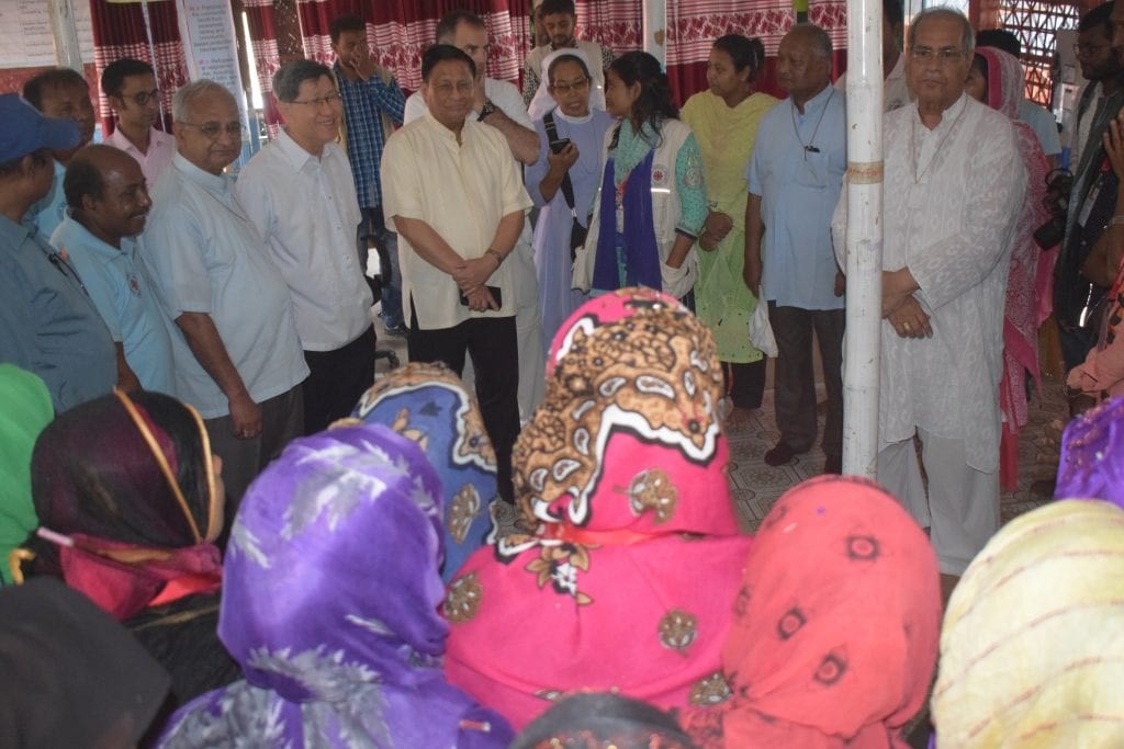 Hai vị Hồng y thăm trại tị nạn ở Bangladesh