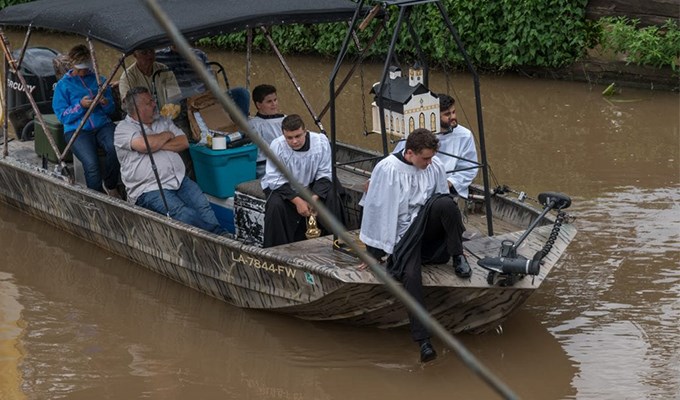Truyền thống rước kiệu Thánh Thể và Ðức Mẹ trên sông tại Louisiana