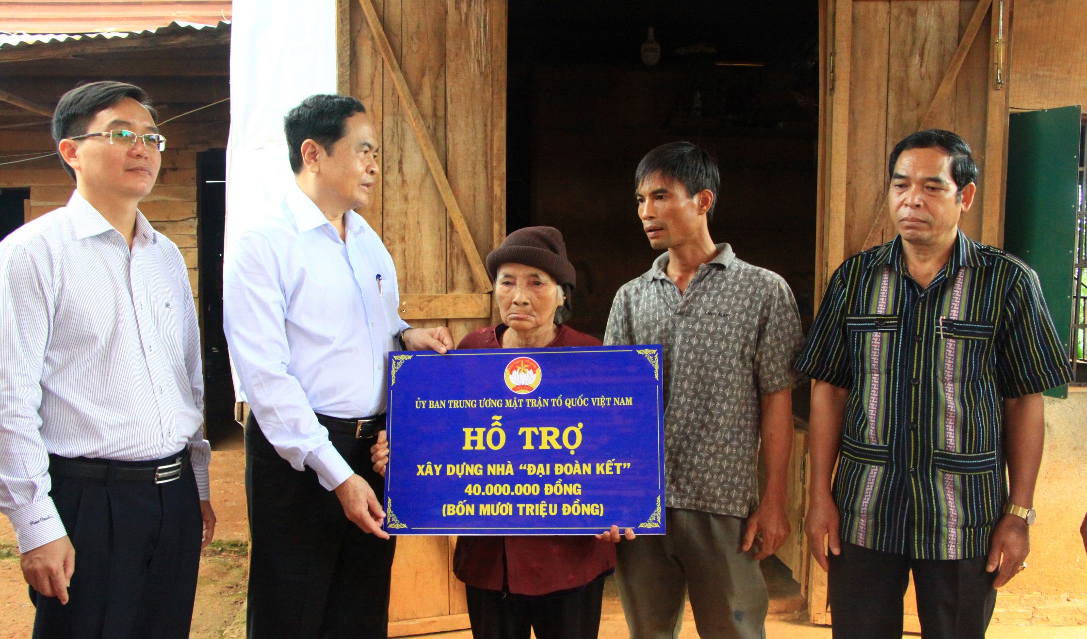 chung tay giúp đỡ người nghèo