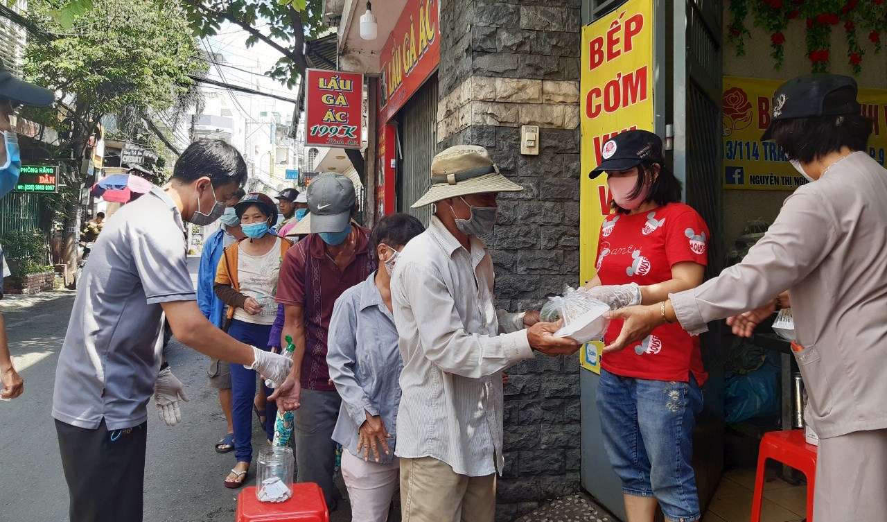 Bếp cơm đong đầy niềm vui
