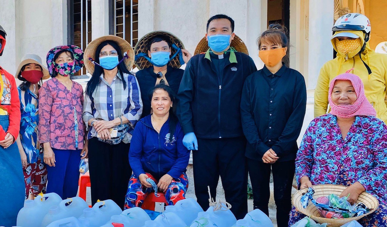 Ðồng hành với khó khăn của bà con miền Tây