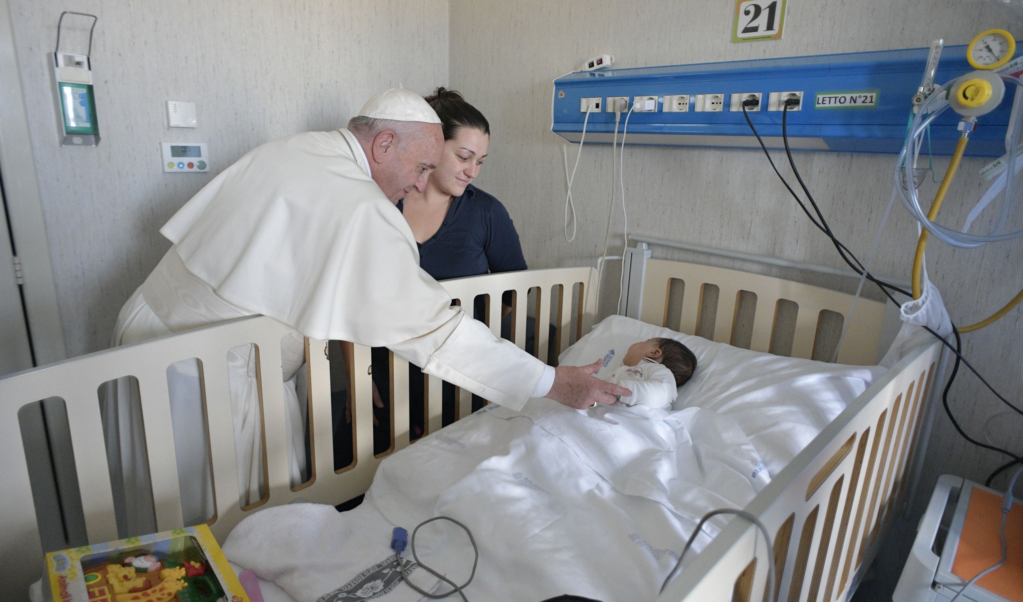 Bệnh viện Vatican tách thành công ca dính liền đầu hiếm gặp