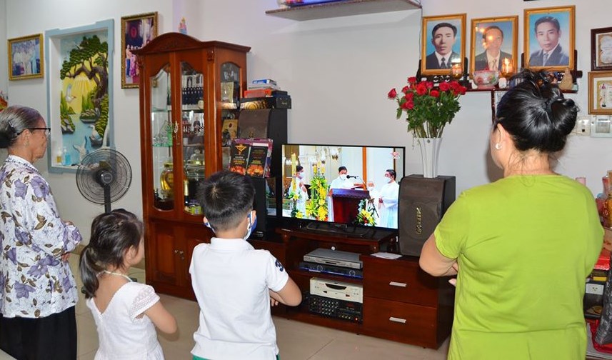 Nhiều giáo phận ngưng các sinh hoạt đông người