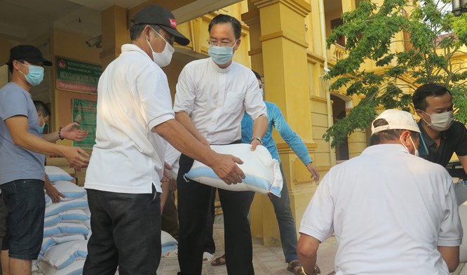Caritas Hải Phòng quyên góp gần 800 triệu đồng hỗ trợ người khó khăn vì Covid-19