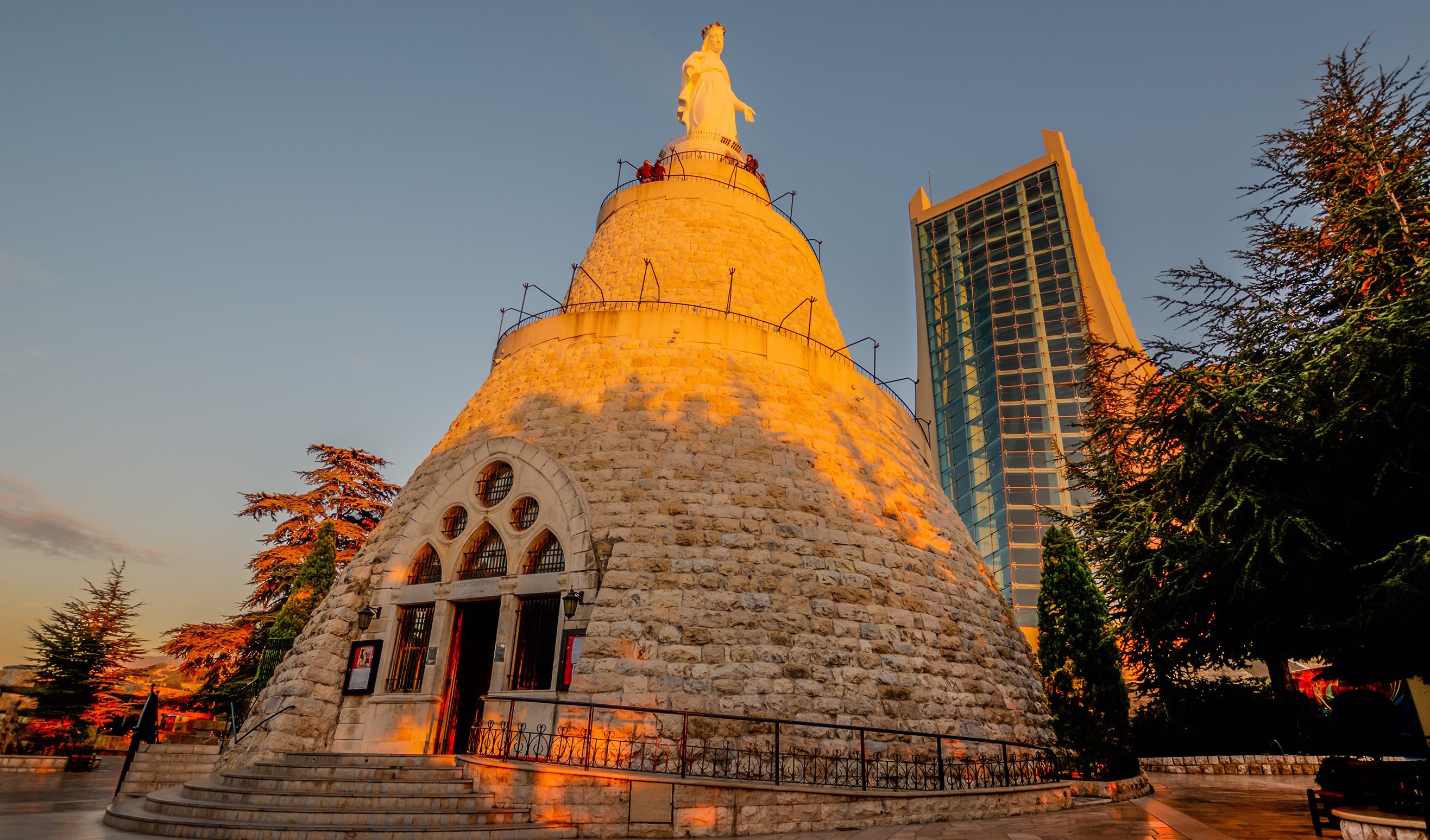 Ðức Mẹ ủi an Lebanon