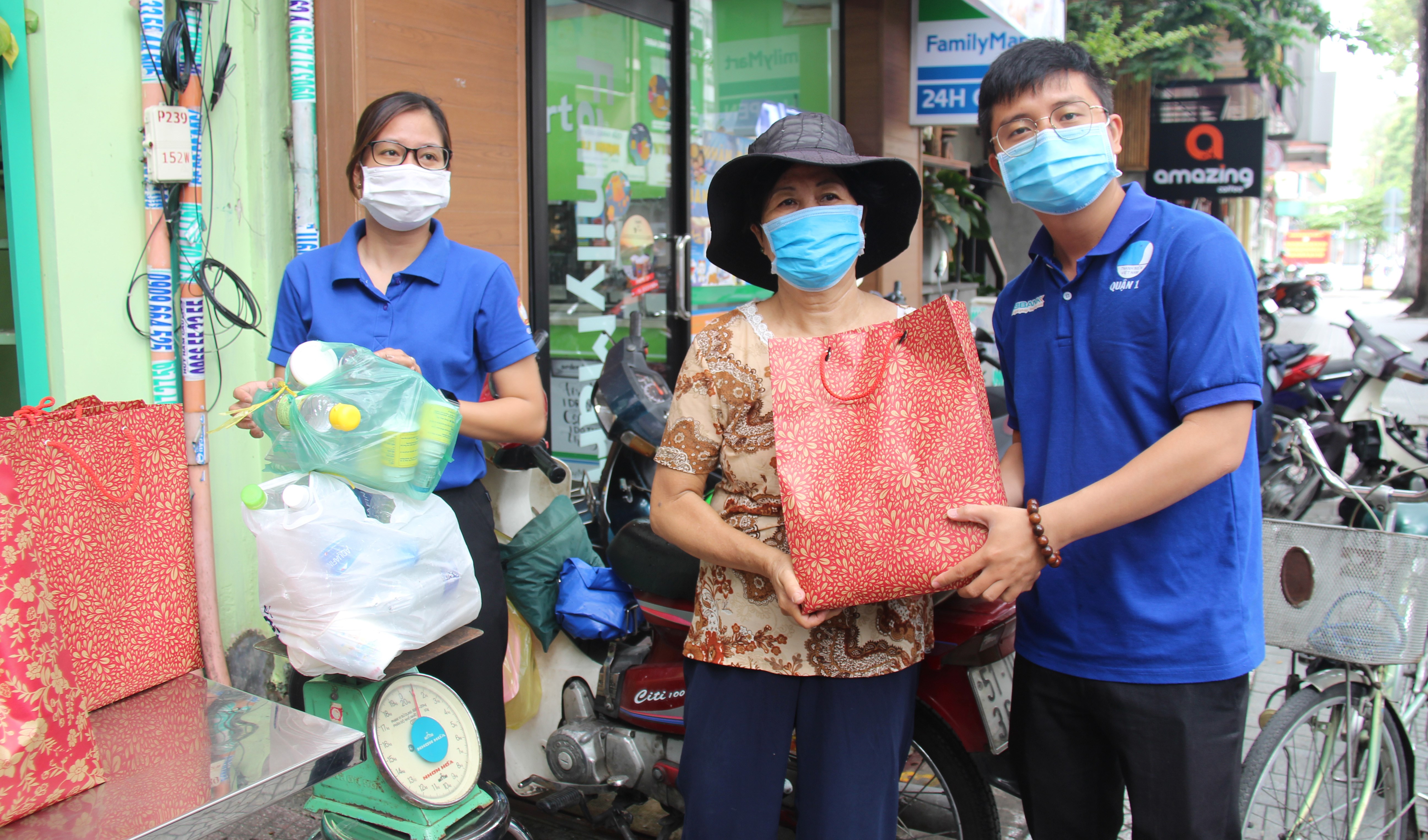 Ðổi rác nhựa lấy gạo để bảo vệ môi trường
