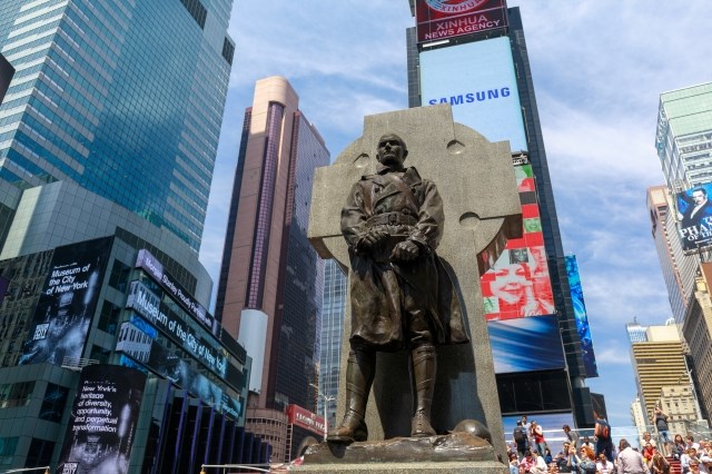 Bức tượng vị linh mục tại quảng trường Thời Đại ở New York