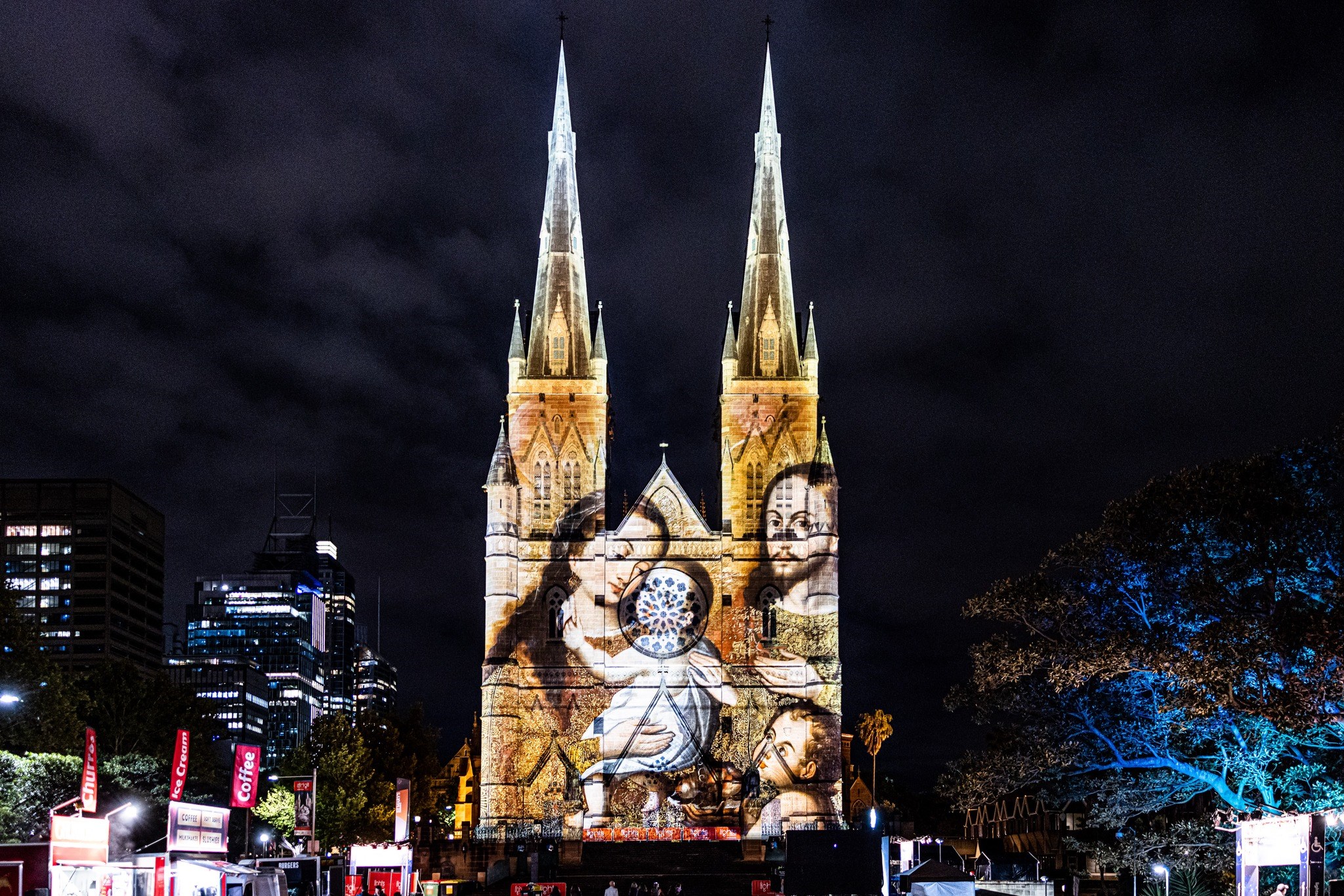 Chiếu sáng nghệ thuật mừng Giáng Sinh tại nhà thờ Chánh tòa Sydney