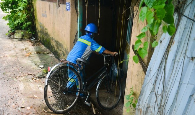 Chiếc xe đạp của công nhân vệ sinh mùa Covid