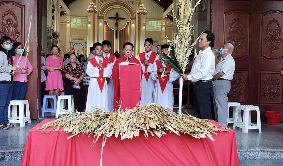 Tuần Thánh “không cách ly”