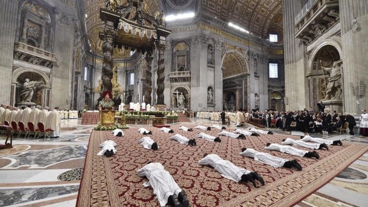 Đức Thánh Cha truyền chức linh mục cho 9 phó tế tại Rome