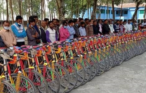 Giáo lý viên được tặng xe đạp để loan báo Lời Chúa tại Bangladesh