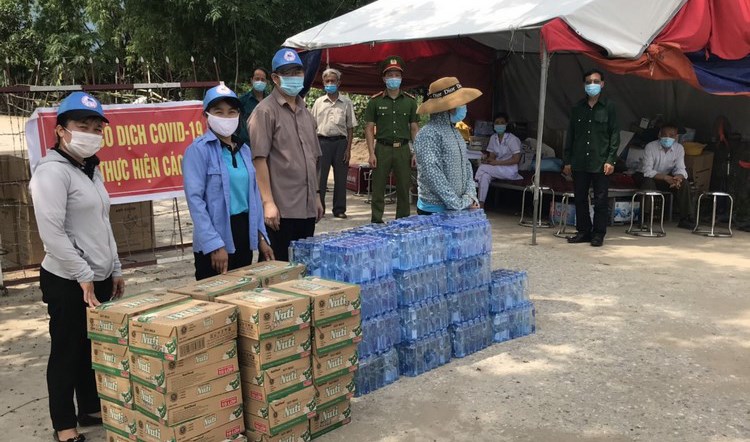 Tặng quà một số khu vực bị cách ly phong tỏa Covid-19
