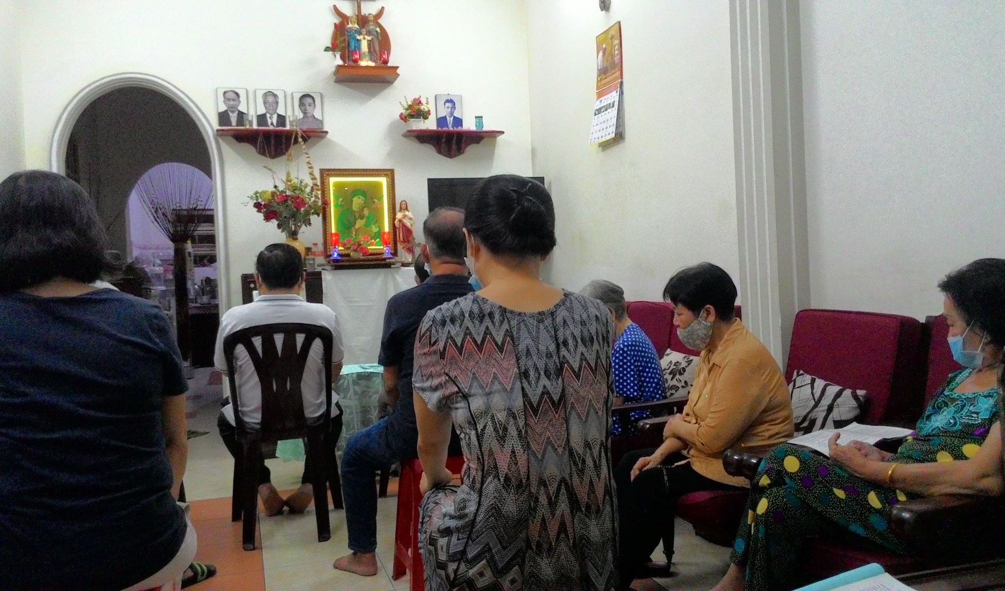 Ðọc kinh tháng hoa trong mùa dịch