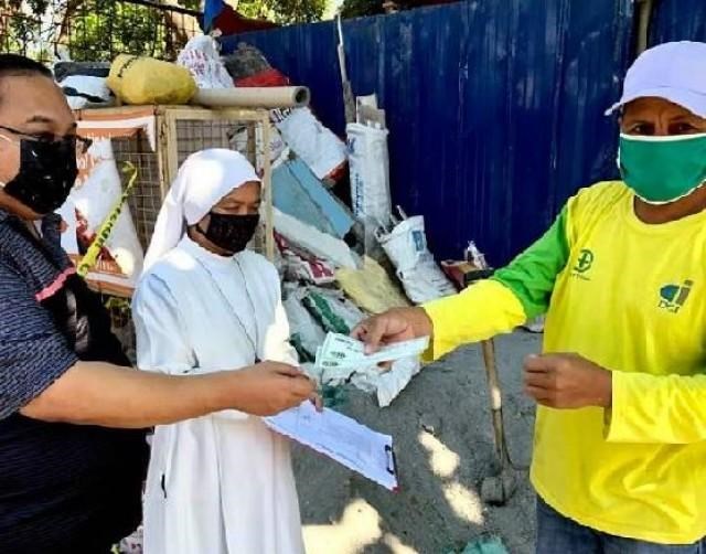 Caritas Manila phát phiếu mua hàng cho người nghèo trong đại dịch