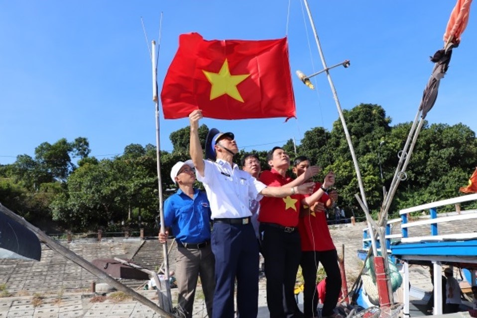 “Một triệu lá cờ cùng ngư dân bám biển”