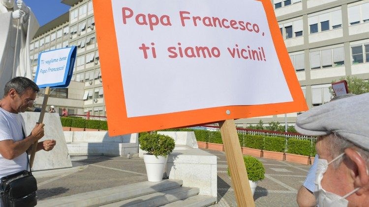Người nghèo tại Rome cầu nguyện cho Đức Giáo Hoàng