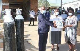 Đại học Công giáo quyên góp cho bệnh viện tại Malawi