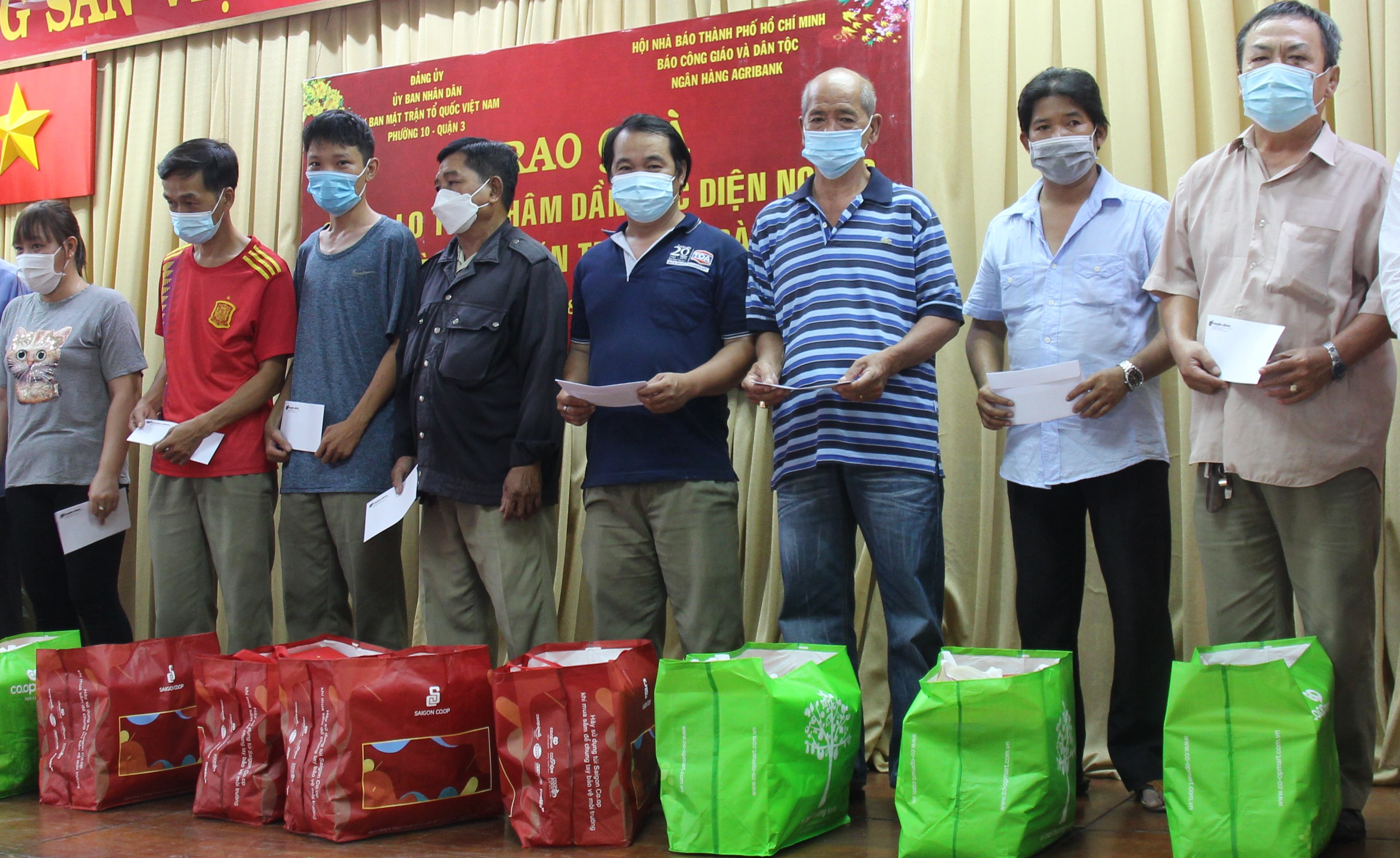 Báo Công giáo và Dân tộc trao quà Tết cho đồng bào nghèo