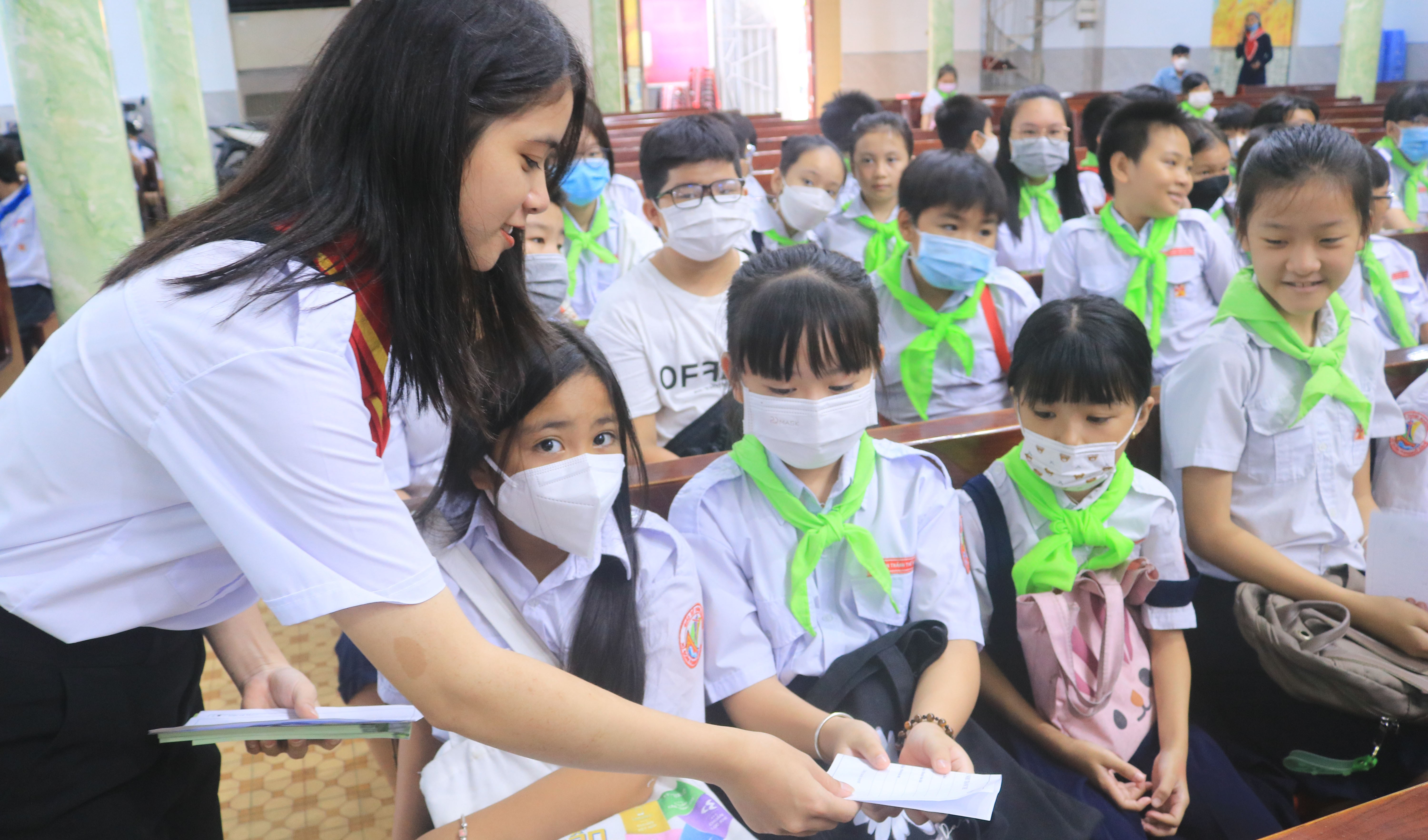 Thiếu nhi sống vòng chuỗi Mân Côi