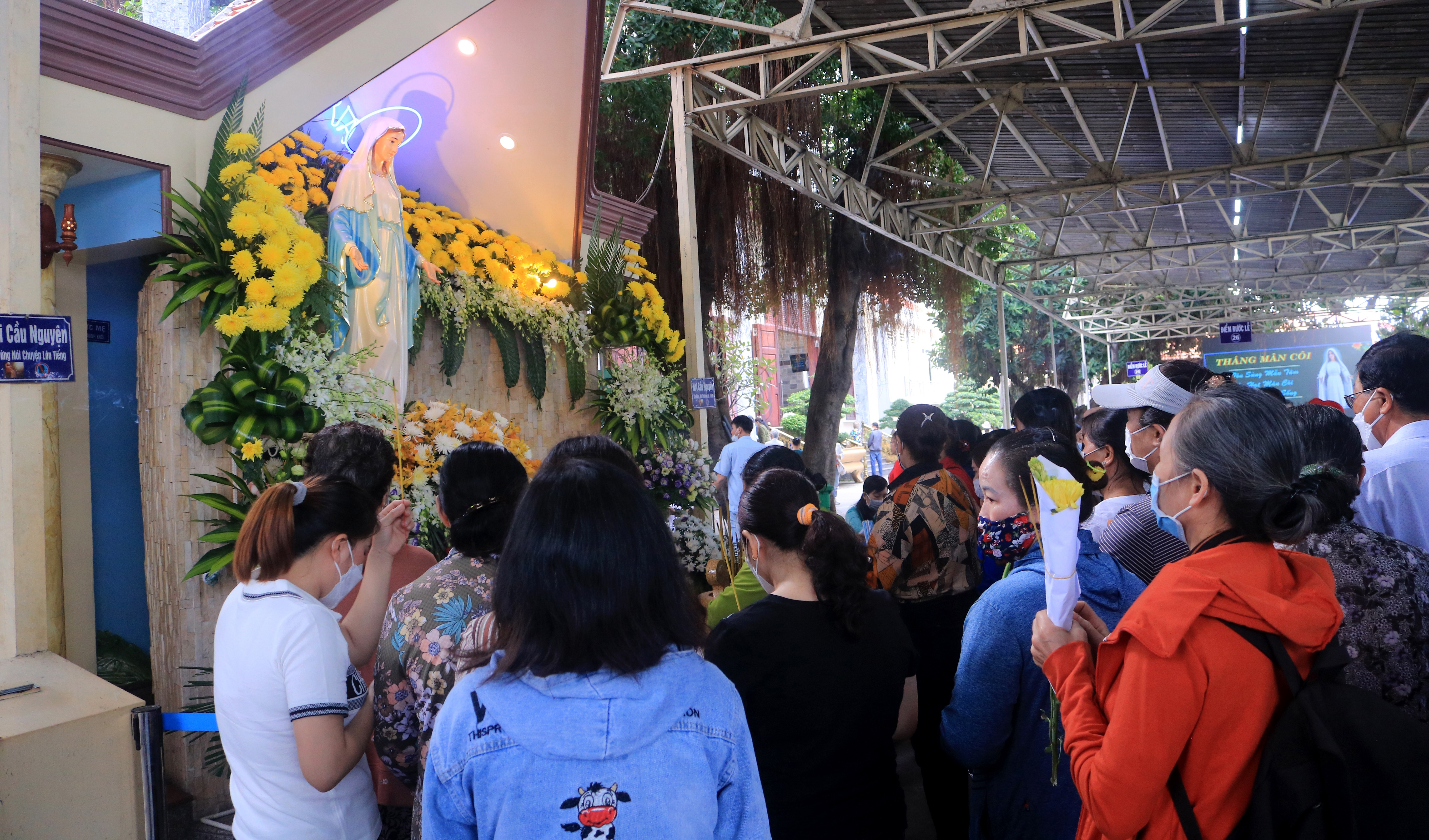 Rộn ràng ngày về bên Mẹ